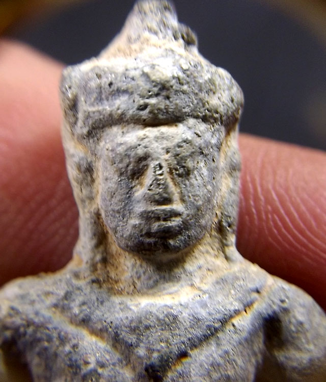 พระร่วงนั่ง กรุคอกควาย เนื้อตะกั่วสนิมแดง จังหวัดชัยภูมิ