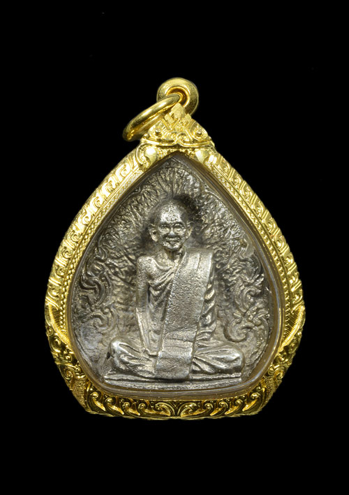 รูปเหมือนหลังใบโพธิ์ หลวงพ่อผาง วัดอุดมคงคาคีรีเขตต จ.ขอนแก่น เนื้อเงิน ตอก2โค้ด 2519 สภาพสวย+เลี่ยม