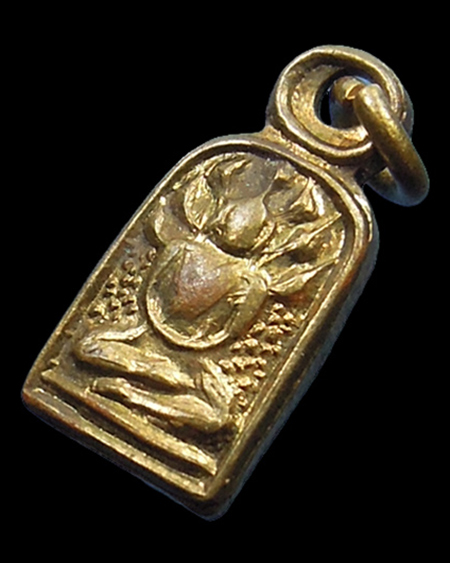 พระปรกใบมะขาม สมเด็จพระพุฒาจารย์ (นวม) วัดอนงคาราม กรุงเทพฯ 2495 กะไหล่ทองเต็มเต็ม สภาพสวยมากครับ