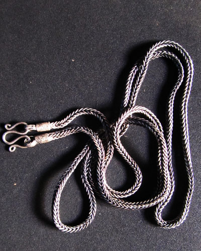 สร้อยเงิน เก่า ยาวประมาณ 33-35 เซ็นติเมตร เส้นหนา เส้นผ่าศูนย์กลางประมาณ 3 - 3.5 มิลลิเมตร