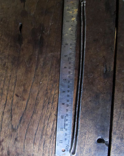 สร้อยเงิน เก่า ยาวประมาณ 33-35 เซ็นติเมตร เส้นหนา เส้นผ่าศูนย์กลางประมาณ 3 - 3.5 มิลลิเมตร