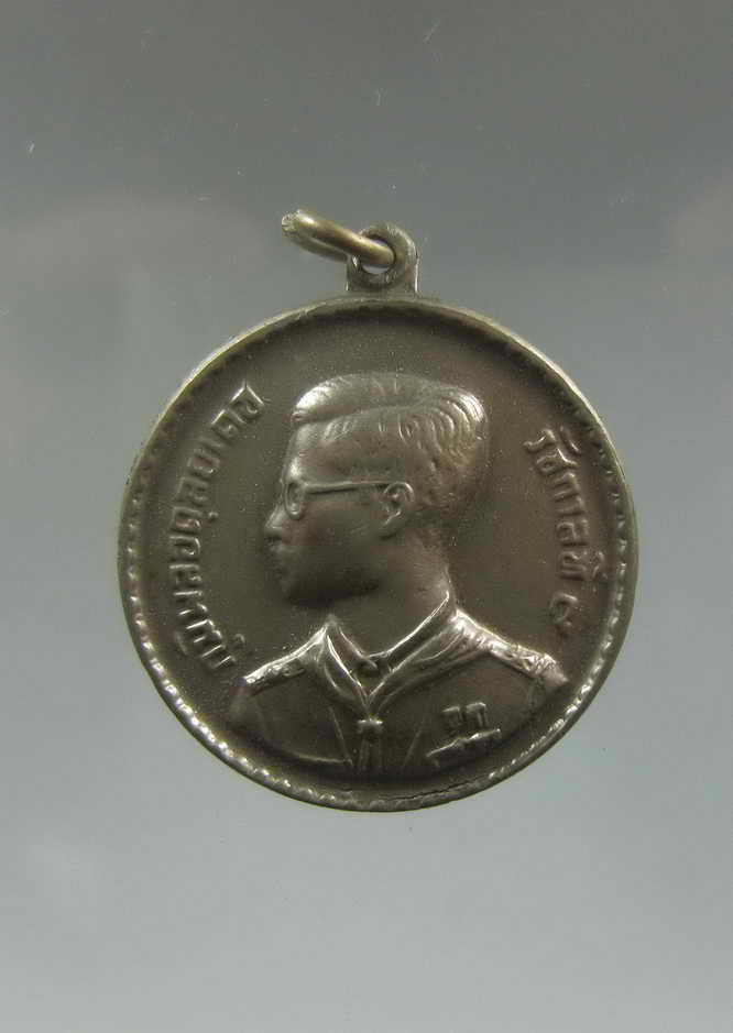 เหรียญพระราชทาน  ร9 เปิดต่ำกว่าทุน 99บาท ชอบเคาะเลย