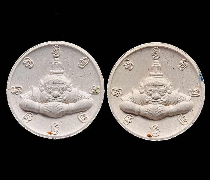 เม็ดกระดุมเคลือบ สีเขียวและสีน้ำเงิน พระอุดมโชค รุ่นปฐมกษัตริย์ ศรีวิชัย-สุวรรณภูมิ