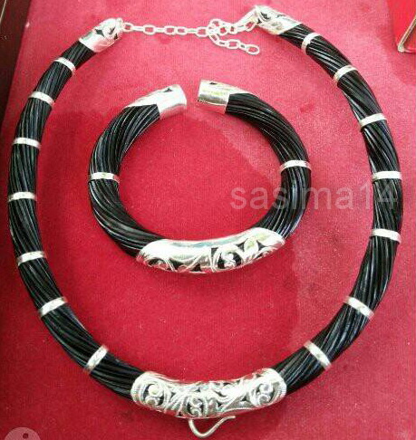 เป็นชุดเราก็มีค่ะ.......งานสั่งทำ กับสร้อยคอ และกำไลขนหางช้า ง หุ้มและรัดด้วยเงินแท้ 92.5% ฉลุลาย ..