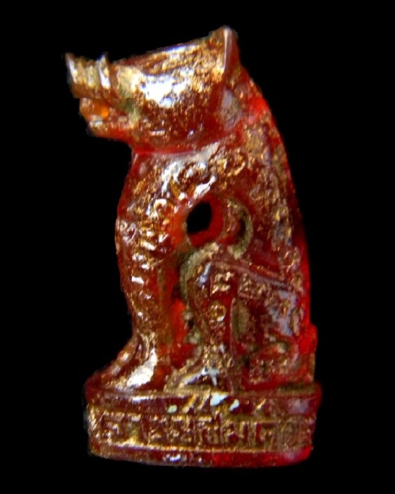 หมูรุ่น 3 เนื้อเรซิ่น ( สีแดง ) พระอาจารย์สมคิด นนทิโย วัดบึงตาต้า จ.ระยอง 