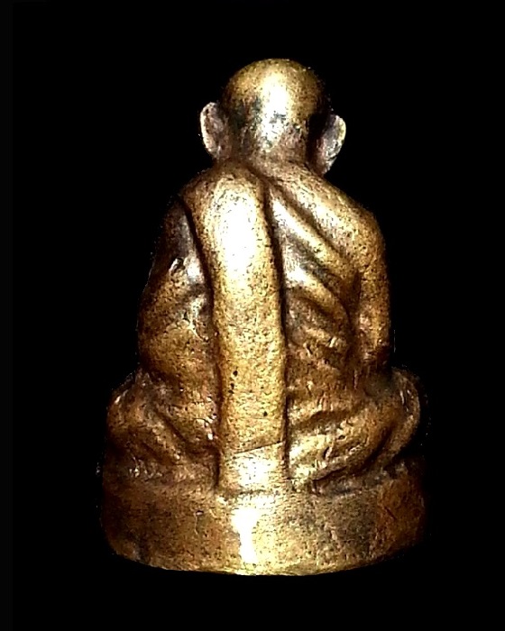 รูปเหมือนหล่อโบราณ พ่อท่านคล้าย " พิมพ์หลังคู้ " ( กริ่งดังกังวาล ) พระหล่อเต็มมีคราบน้ำทอง รอยตะไบ