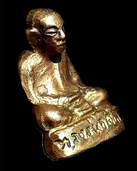 รูปเหมือนหล่อโบราณ พ่อท่านคล้าย " พิมพ์หลังคู้ " ( กริ่งดังกังวาล ) พระหล่อเต็มมีคราบน้ำทอง รอยตะไบ