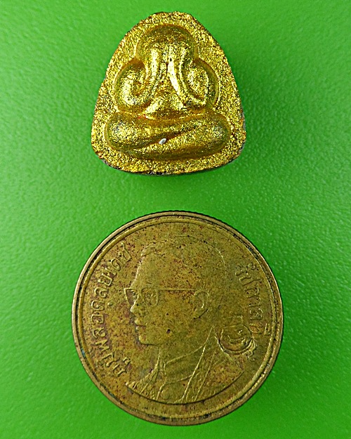 พระปิดตาจิ๋วทาทองหลวงพ่อนิยม วัดตะเคียเตี้ย ชลบุรี