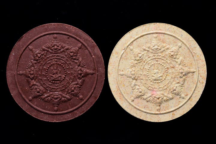 จตุคามรามเทพ ผงสุริยันจันทรา รุ่น 2 มาพร้อมกล่องเดิม 2 องค์