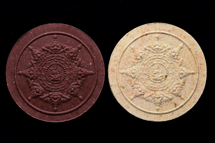 จตุคามรามเทพ ผงสุริยันจันทรา รุ่น 2 มาพร้อมกล่องเดิม 2 องค์