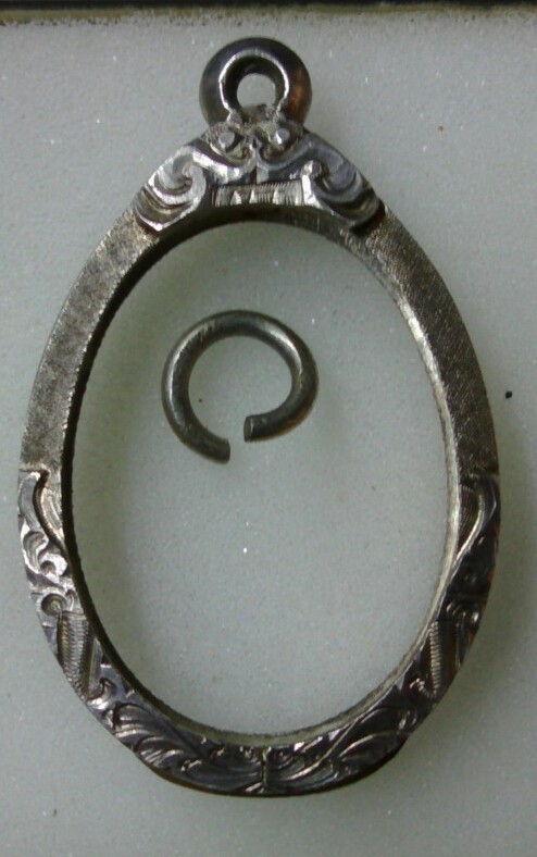 ตลับเงิน แกะมือ หนา ทรงไข่ เคาะเดียว 650 บาท