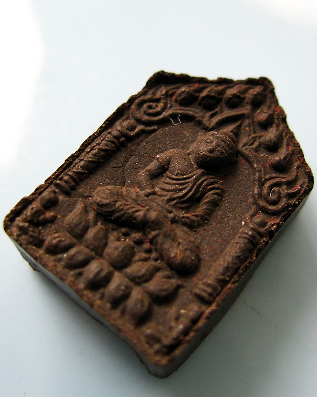 พระขุนแผนเนื้อผง รุ่นมงคลมหาเศรษฐี หลวงปู่บัว ถามโก พิมพ์เล็ก ฝังตระกรุดทองแดง พ.ศ. ๒๕๕๕