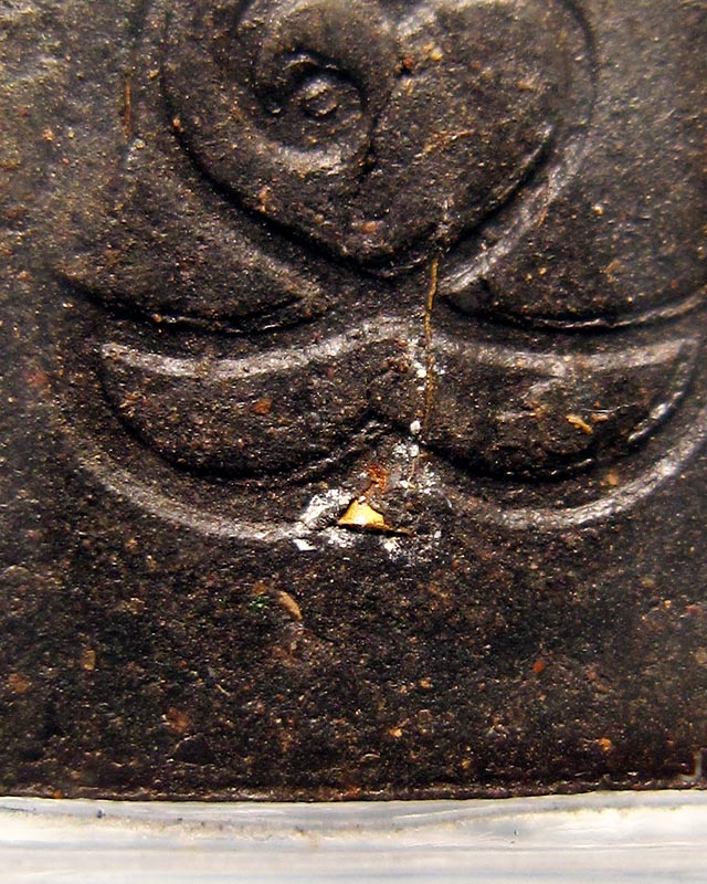 พระปิดตาห้าเหลี่ยม เนื้อดำ ฝังตะกรุดทองเหลือง หลวงปู่บัว ถามโก รุ่นที่ระลึกหล่อรูปเหมือน ปี ๒๕๔๑