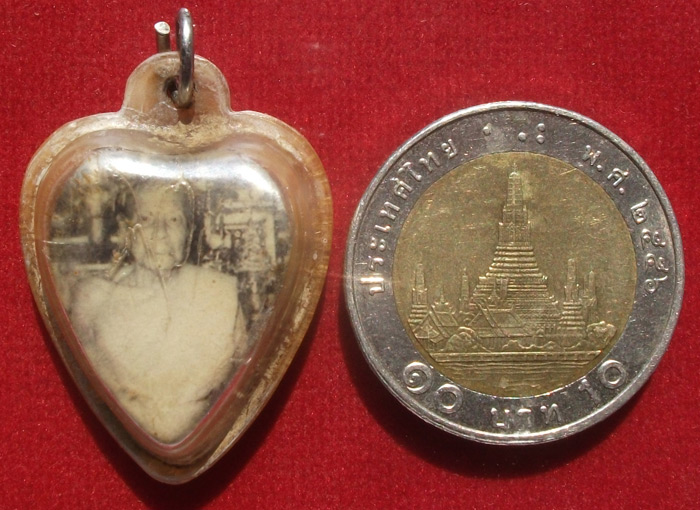 รูปล็อกเก็ตหลวงพ่อแดงวัดเขาบันไดอิฐหลังตะกรุดสามกษัตริย์เก่าๆเดิมๆ