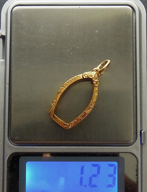 กรอบทอง ยกซุ้ม มือ1ใส่ พระปรกใบมะขาม หลวงปู่หมุน วัดบ้านจาน จ.ศรีสะเกษ น้ำหนัก1.23กรัม