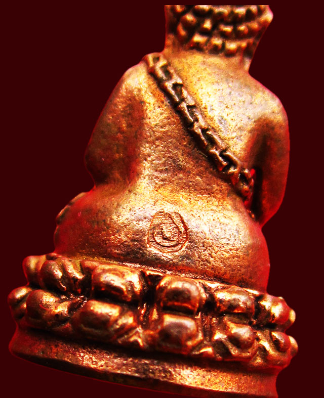 พระชัยวัฒน์ " รุ่นสร้างบารมี " หลวงปู่บัว ถามโก วัดเกาะตะเคียน จ.ตราด ออกวัดแหลมกลัด เนื้อทองผสม / ๒