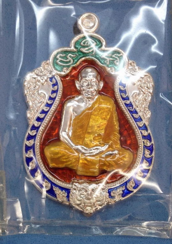 เสมา 6 รอบหลวงพ่อสาคร เนื้อเงินลงยา 4 สี หมายเลข1868 พร้อมกล่องเดิม