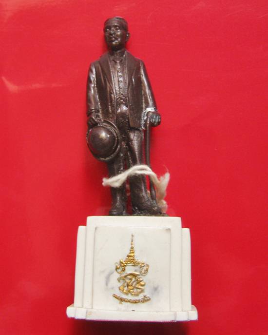 รัชกาลที่ 5 พิมพ์ยืน หลวงพ่อเกษม เขมโก ปลุกเสก ปี 38 พร้อมสายสิญจน์ในพิธี สูงจากฐานถึงเศียร 6 นิ้ว 