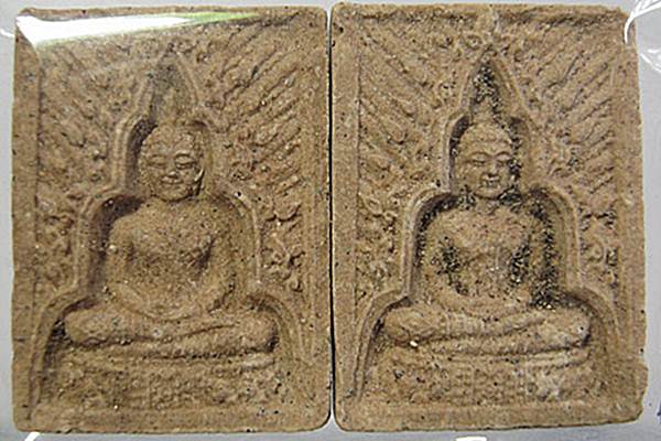 พระแก้วฟ้าหลั่ง สุริยรังษี หลังยันต์ครู ครูบาอิน วัดฟ้าหลั่ง ปี 2542 สภาพสวยเดิม แพ๊คคู่ ๒ องค์ ครับ