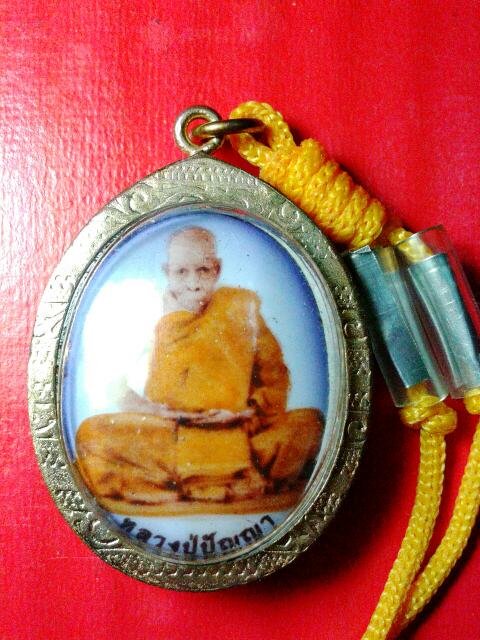 ล็อกเก็ตหลวงปู่ปัญญา วัดหนองผักหนาม ชลบุรี ตระกรุดเงินคู่โรยเกษา พร้อมสร้อยตระกรุดเงินน