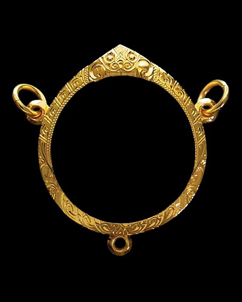 กรอบทองกลม3ห่วง มือ1ใส่ ลูกอมผงพลายกุมาร หลวงปู่ทิม วัดละหารไร่ จ.ระยอง, พระปิดตาทั่วไป2.56g