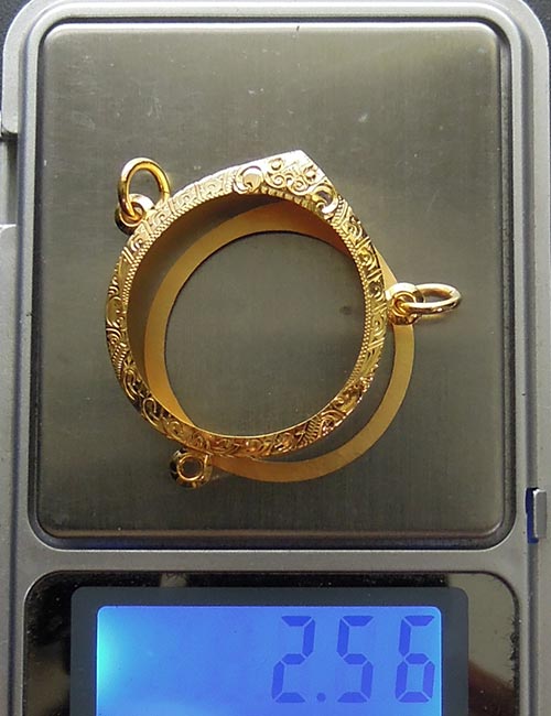 กรอบทองกลม3ห่วง มือ1ใส่ ลูกอมผงพลายกุมาร หลวงปู่ทิม วัดละหารไร่ จ.ระยอง, พระปิดตาทั่วไป2.56g