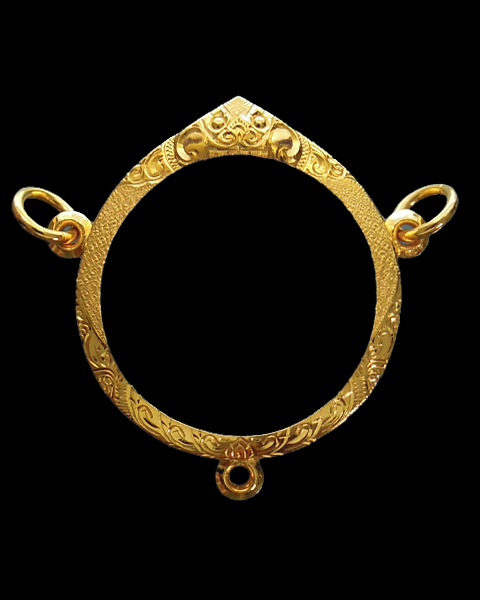 กรอบทองกลม3ห่วง มือ1ใส่ ลูกอมผงพลายกุมาร หลวงปู่ทิม วัดละหารไร่ จ.ระยอง, พระปิดตาทั่วไป2.76g