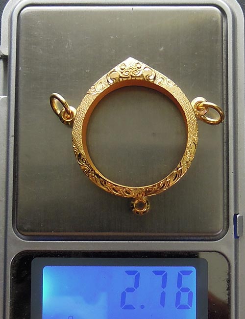 กรอบทองกลม3ห่วง มือ1ใส่ ลูกอมผงพลายกุมาร หลวงปู่ทิม วัดละหารไร่ จ.ระยอง, พระปิดตาทั่วไป2.76g