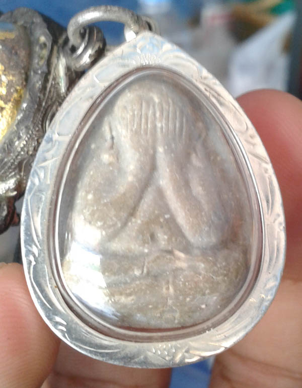 พระปิดตาปลดหนี้หลวงปู่โต๊ะ หลังยันต์นะ เนื้อเกสร ปี2521 พร้อมเลี่ยมเงิน 