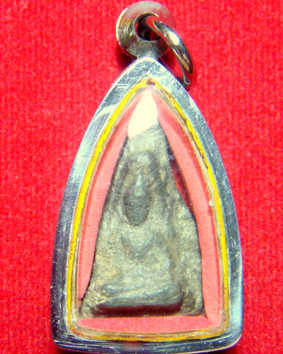 พระร่วงนั่งกรุหินตั้งเนื้อชินเงิน จ.สุโขทัย