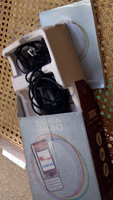 กล่องและคู่มือ NOKIA 3230 พร้อมแถมอุปกรณ์ที่ชาร์จ,หูฟัง