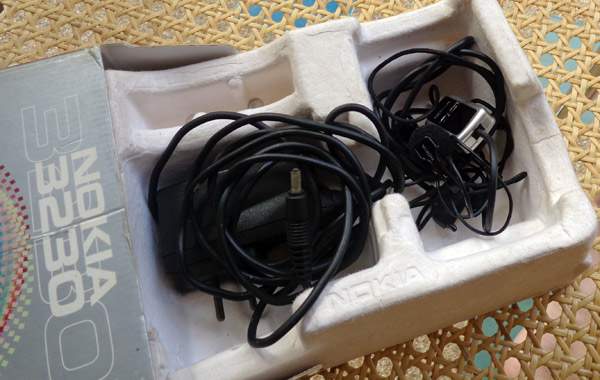 กล่องและคู่มือ NOKIA 3230 พร้อมแถมอุปกรณ์ที่ชาร์จ,หูฟัง