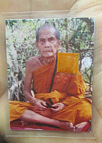 วัดใจ100บาทรูปถ่ายหลวงปู่หมุน ปี 43 ออกวัดซับลำใย ติดจีวร+เกศาหลังปั๊มตราวัดครับ