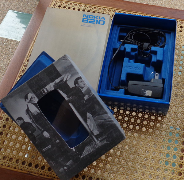 กล่องพร้อมอุปกรณ์ NOKIA 8210 รุ่นสุดคลาสสิค ของแท้