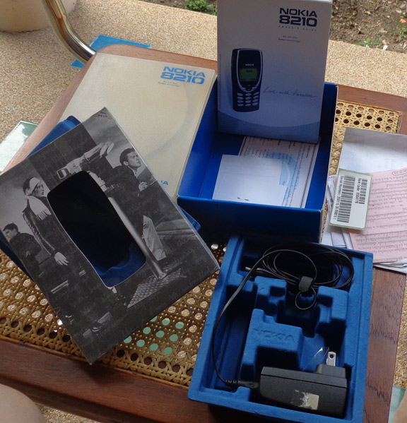กล่องพร้อมอุปกรณ์ NOKIA 8210 รุ่นสุดคลาสสิค ของแท้