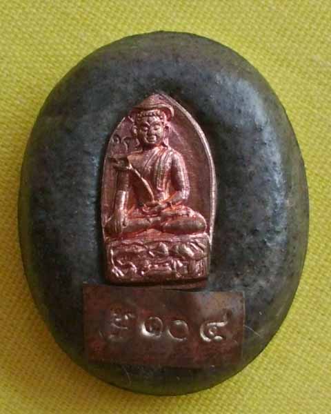 ล๊อกเก็ตเล็กฉากขาว ล.ป.คำบุ หลังอุปคุตกลับบัว รุ่นเจริญลาภปี52 *หมายเลข 104*