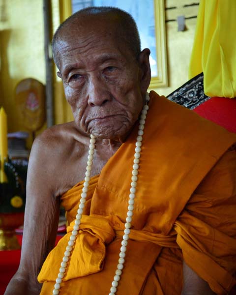 พระผงหลวงปู่คําบุ คุตตจิตโต หลังยันต์+ด้านหน้าติดจีวร ไม่ทราบรุ่น ไม่ทราบปี**เคาะเดียว**