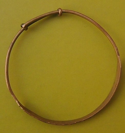 ***เคาะเดียวแดง***กำไลข้อมือเด็ก 12 ราศรี (เนื้อทองเหลือง) 