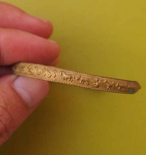 ***เคาะเดียวแดง***กำไลข้อมือเด็ก 12 ราศรี (เนื้อทองเหลือง) 