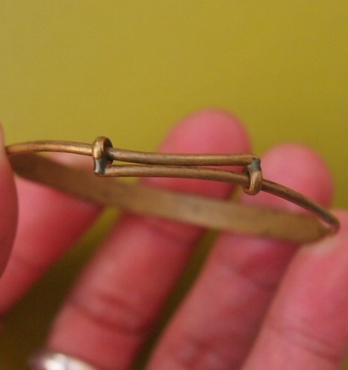 ***เคาะเดียวแดง***กำไลข้อมือเด็ก 12 ราศรี (เนื้อทองเหลือง) 