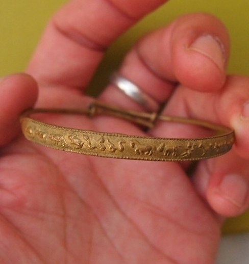 ***เคาะเดียวแดง***กำไลข้อมือเด็ก 12 ราศรี (เนื้อทองเหลือง) 