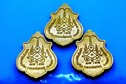 เหรียญหลวงพ่อสาคร ขี่เต่า เนื้อทองฝาบาตร โค๊ต ๓๓๓ แจกกรรมการ ปี 52....3 องค์..เคาะเดียว