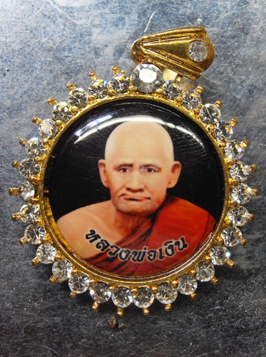 ล๊อกเก็ตหลวงพ่อเงินล้อมพลอยหลังยันต์เกาะเพชร สวยๆครับ