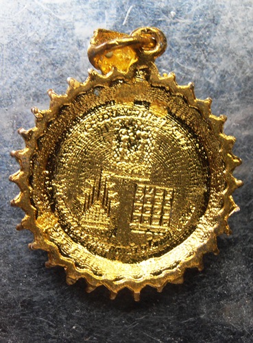 ล๊อกเก็ตหลวงพ่อเงินล้อมพลอยหลังยันต์เกาะเพชร สวยๆครับ