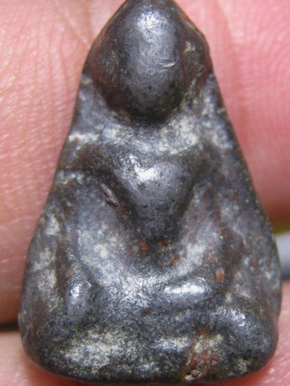 พระท่ากระดานน้อย กรุศาลเจ้า เนื้อตะกั่วสนิมแดง จ.ราชบุรี ปีกกว้าง พอสวย 