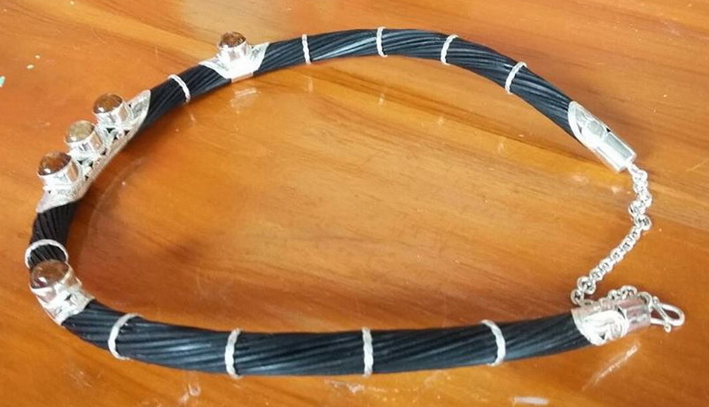 สร้อยคอขนหางช้าง รัดและหุ้มปลายด้วยเงินแท้ลายฉลุ ประดับหินมงคล