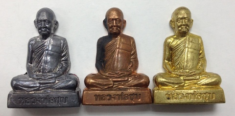 หายากครับ รูปเหมือนปั๊มรุ่นแรกหลังเรียบ หลวงพ่อชุบ วัดวังกระแจะ 3 องค์ 3 เนื้อ (แยกจากชุดกรรมการ) 