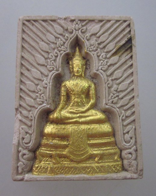 พระพุทธมหาจักรพรรดิ เนื้อผง ปิดทอง