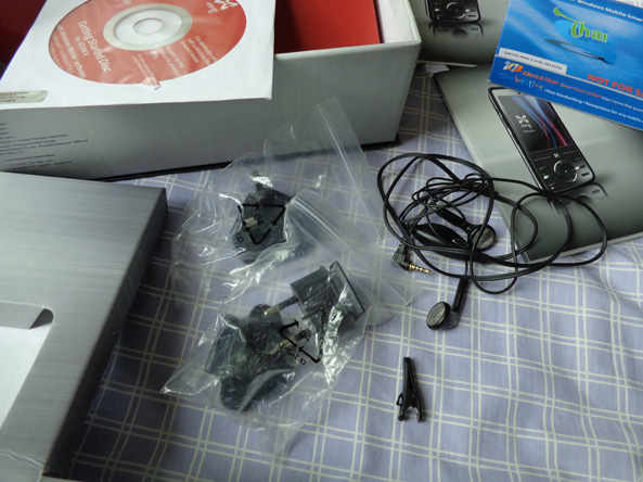 ATOM-V กล่องมือถือพร้อมอุปกรณ์ หูฟัง คลิป หัวปลั๊ก ฯลฯ เพียบตามรูป