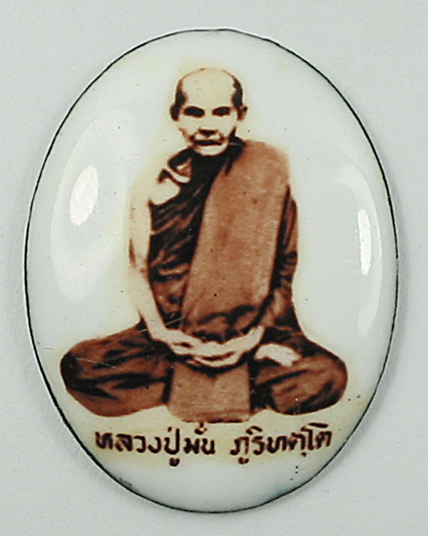 ล็อคเก็ตหลวงปู่มั่น ภูริทัตโต หลังติดพระธาตุ เกศา จีวร พ.ศ.2536